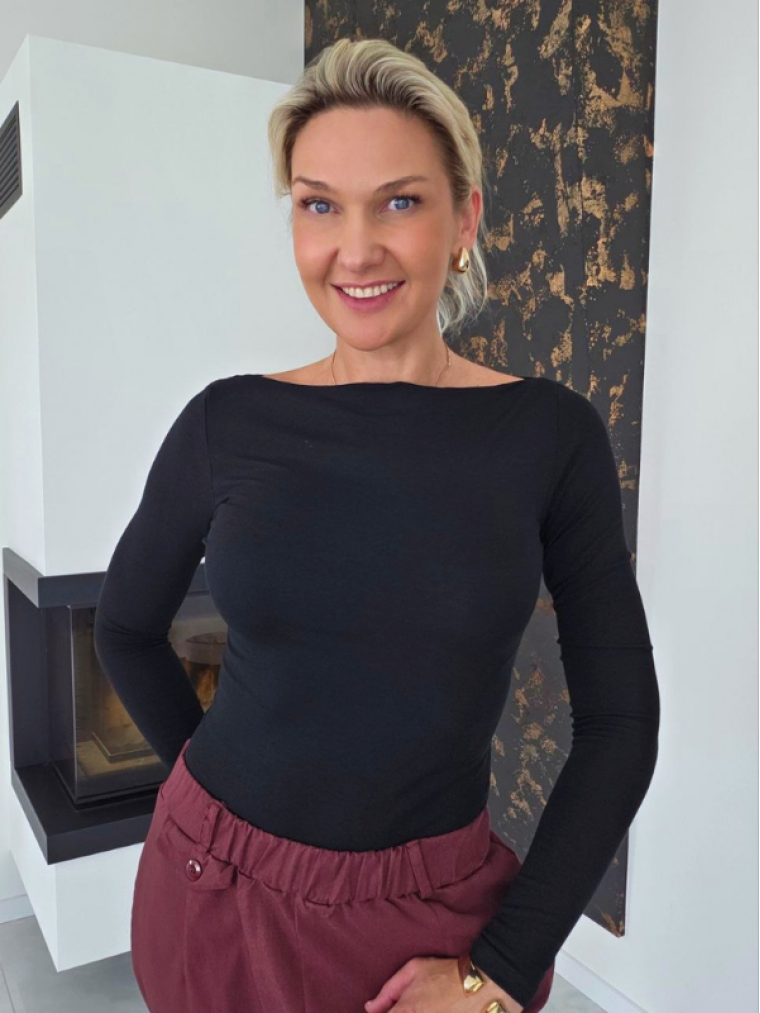 Juoda bazinė moteriška premium palaidinė ilgomis rankovėmis